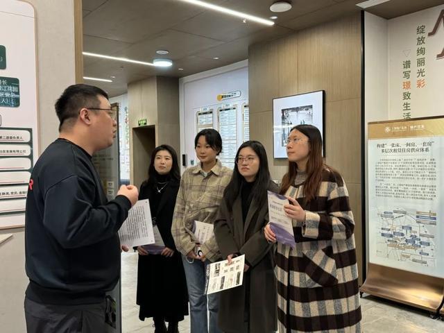 市房管局团工委、市保障中心组织开展“学雷锋我当一日社区管家”志愿服务活动(图6)