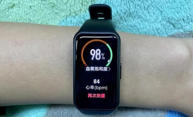 华为领衔最多不超300块！这三款智能手环带血氧检测功能(图2)