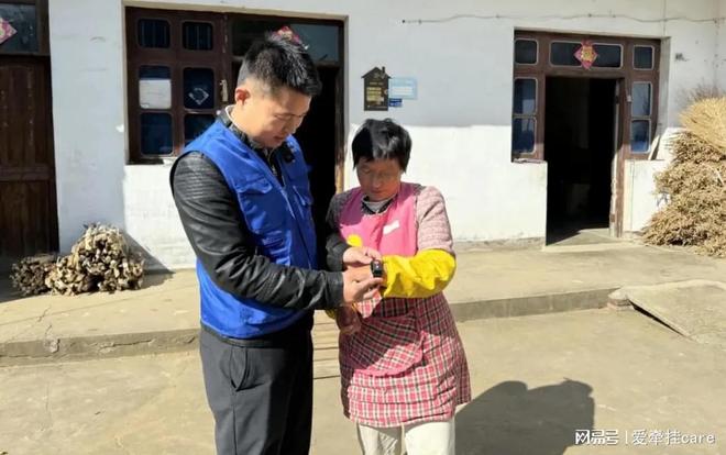 南京溧水晶桥镇笪村为留守老人发放智能手环(图2)