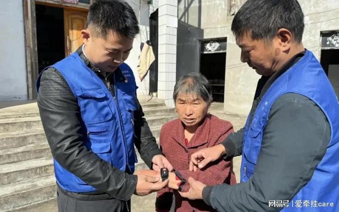 南京溧水晶桥镇笪村为留守老人发放智能手环(图1)